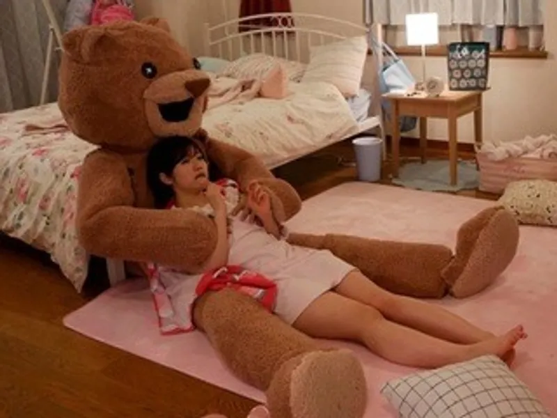 Chú bồ nhồi bông và em nữ học sinh ngây thơ